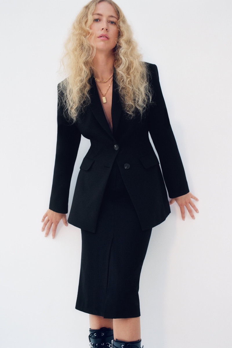 Model Raquel Zimmermann wears Zara blazer with back vent and pencil skirt.