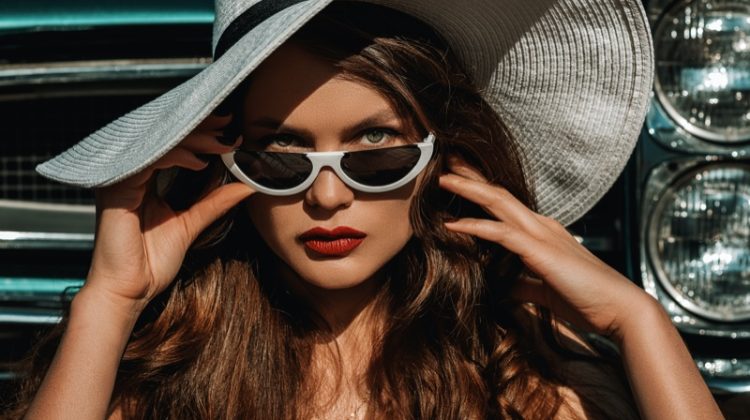 model sunglasses trendy big hat