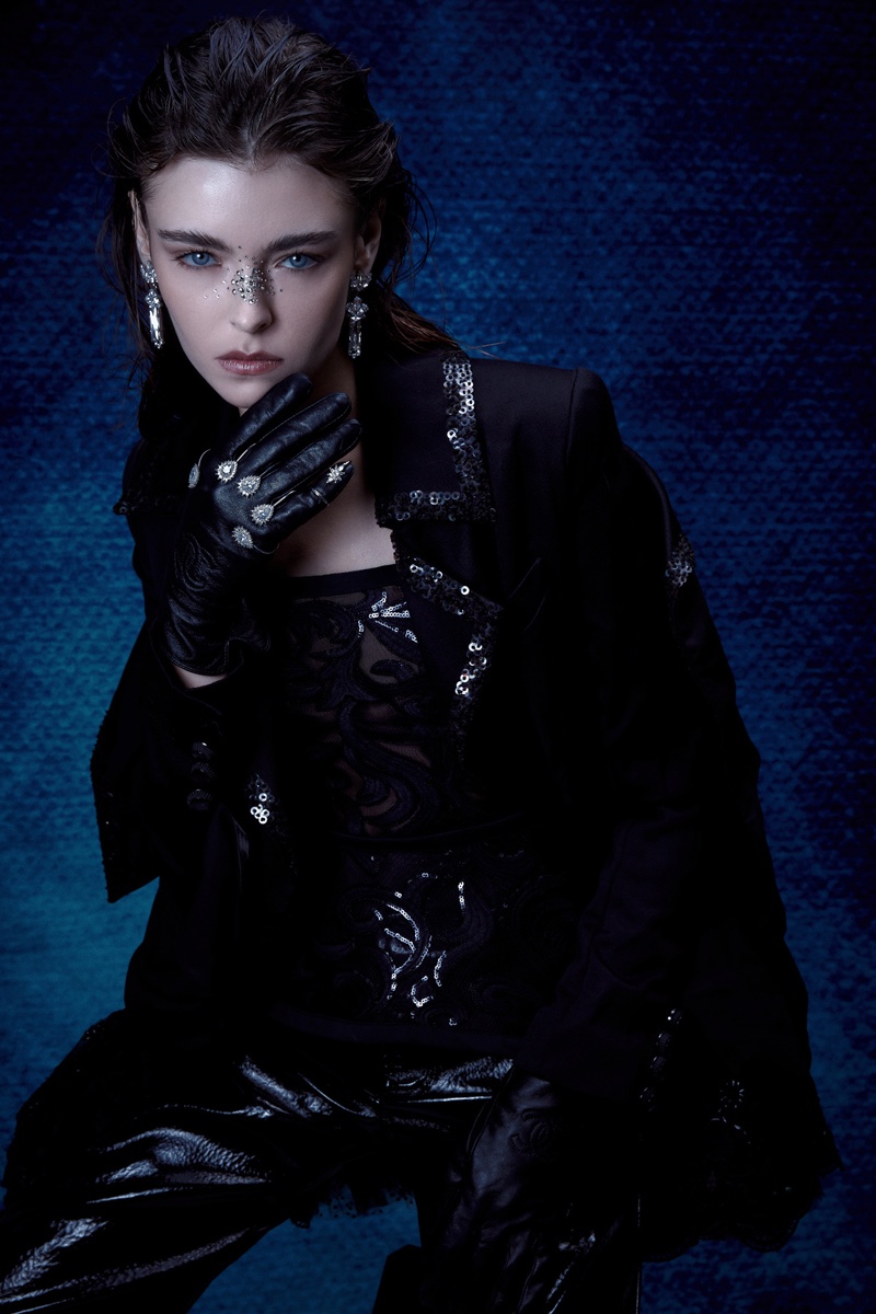 Jacket Mordehai Avraham, Corset ASIA, Pants Studio Pasha, Gloves Chanel & Jewelry Keren Wolf. Photo: Shilat Mizrahi