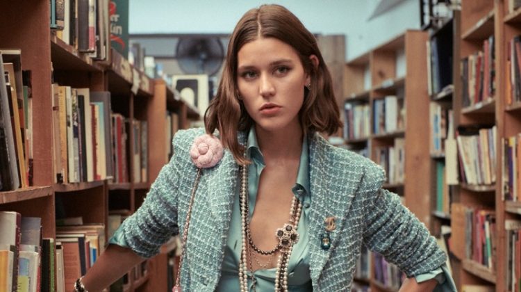 Posing in a bookstore, the model poses in the Chanel pre-spring-summer 2023 collection.