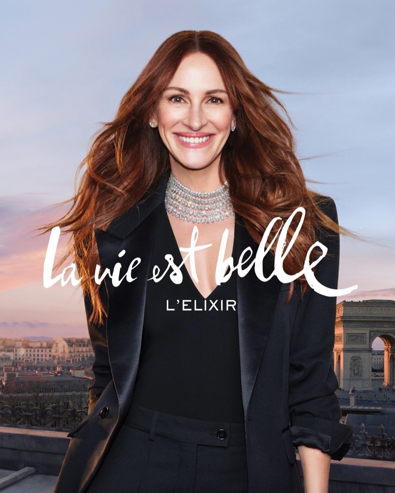 Flashing a smile, Julia Roberts fronts Lancome's La vie est belle L’Elixir scen